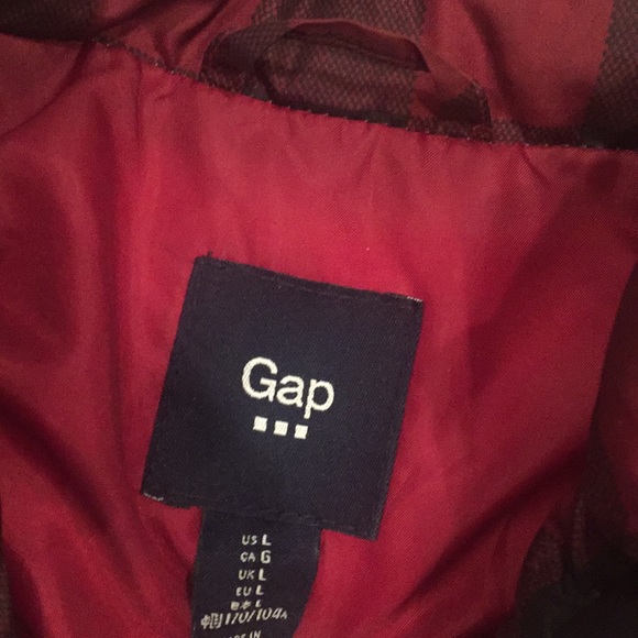 Gap vest in dark red and black check pattern - Picture 3 of 3
